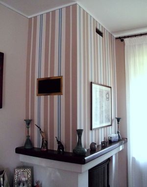 Decorazione a righe per caminetto